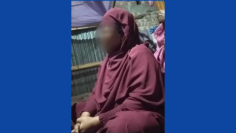 স্ত্রীর স্বীকৃতি পেতে ইউপি সচিবের বাড়ীতে শিক্ষিকার অনশন
